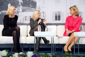 Gesprächsrunde mit von links:  Stephanie Jacobs, Referentin für Gesundheit und Umwelt der Landeshauptstadt München, Melanie Huml, MdL, Staatsministerin für Gesundheit und Pflege und Moderatorin Anouschka Horn.