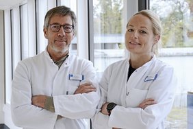Foto: Christine Beenken Die Orthopäden Dr. Uwe Glatzmaier und Dr. Frauke Wilken, Leitung des Departments Sport-, Schulter- und Fußorthopädie