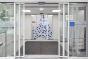 Foto: Carsten Klein Eingang zum Notfallzentrum des Barmherzige Brüder Krankenhauses München