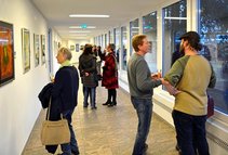 Schon bei der Vernissage plauderten die Besucher angeregt über Kunst und ihre Wirkung. (Foto: Christine Beenken)