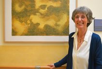 Die Künstlerin Andrea Leuchs vor einem ihrer Werke.