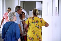 Vernissagebesucher bei Künstler Leopold Berlinger (Foto: Christine Beenken) Vernissagebesucher