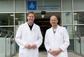 Professor Dr. Alexander Karl, Leiter des Uroonkologischen Zentrums und Chefarzt der Klinik für Urologie des Krankenhauses Barmherzige Brüder München (links im Bild) und Koordinator Dr. Peter Marian, Facharzt für Urologie. (Foto: Claudia Rehm)