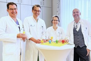 Geschäftsführerin Dr. Nadine Schmid-Pogarell bedankte sich bei den ehemaligen und zukünftigen Ärztlichen Direktor:innen jeweils mit einem Hoptimisten. Der Hoptimist steht für Optimismus, Zuversicht und gute Laune - dafür braucht man ihn nur anzutippen. Von Links: Prof. Dr. Christian Rust, ehemaliger Ärztlicher Direktor, daneben sein bisheriger Stellvertreter PD Dr. Johann Spatz, die neue Ärztliche Direktorin Dr. Stefanie Martin mit ihrem Stellvertreter  PD Dr. Tobias Jakobs