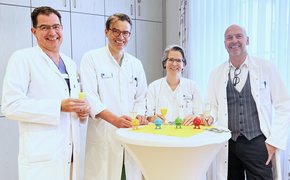 Foto: Olta Turku Geschäftsführerin Dr. Nadine Schmid-Pogarell bedankte sich bei den ehemaligen und zukünftigen Ärztlichen Direktor:innen jeweils mit einem Hoptimisten. Der Hoptimist steht für Optimismus, Zuversicht und gute Laune - dafür braucht man ihn nur anzutippen. Von Links: Prof. Dr. Christian Rust, ehemaliger Ärztlicher Direktor, daneben sein bisheriger Stellvertreter PD Dr. Johann Spatz, die neue Ärztliche Direktorin Dr. Stefanie Martin mit ihrem Stellvertreter PD Dr. Tobias Jakobs