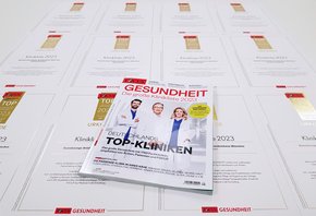 12 FOCUS-Urkunden + Magazin FOCUS GESUNDHEIT (Foto: Christine Beenken)
